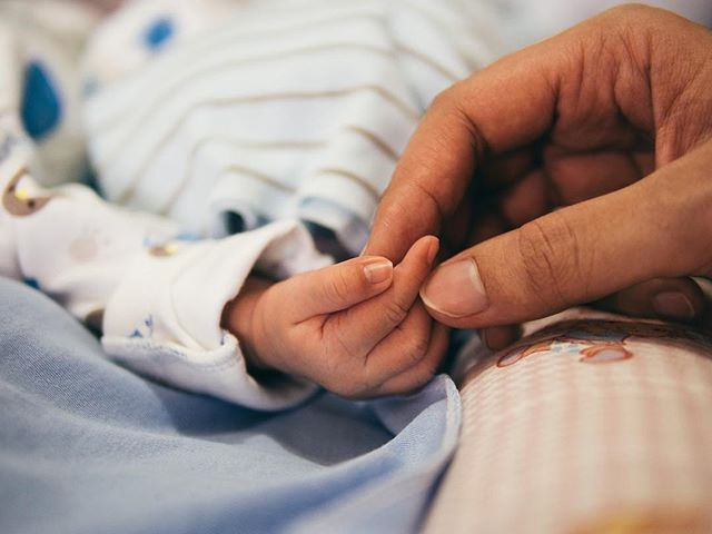 المخاطر و المضاعفات الناتجة عن الحمل بعد سن الأربعين بالنسبة للأم و الجنين معاً