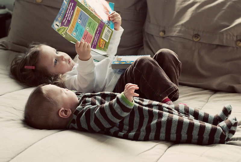 كيف أشجع طفلي على حب القراءة و الكتاب و تنمية المهارات اللغوية؟