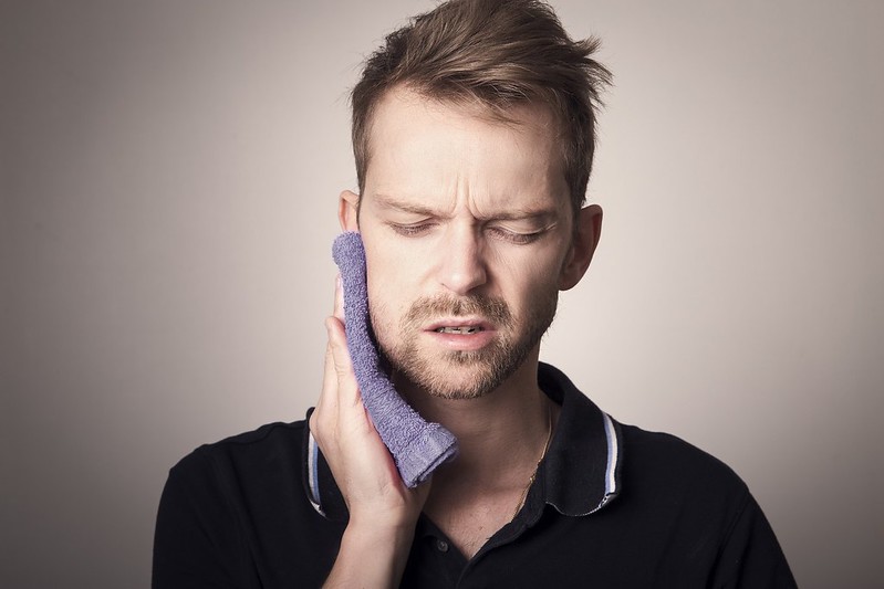انسداد الأذن .. أسبابها و الأعراض المرافقة وكيفية علاجها